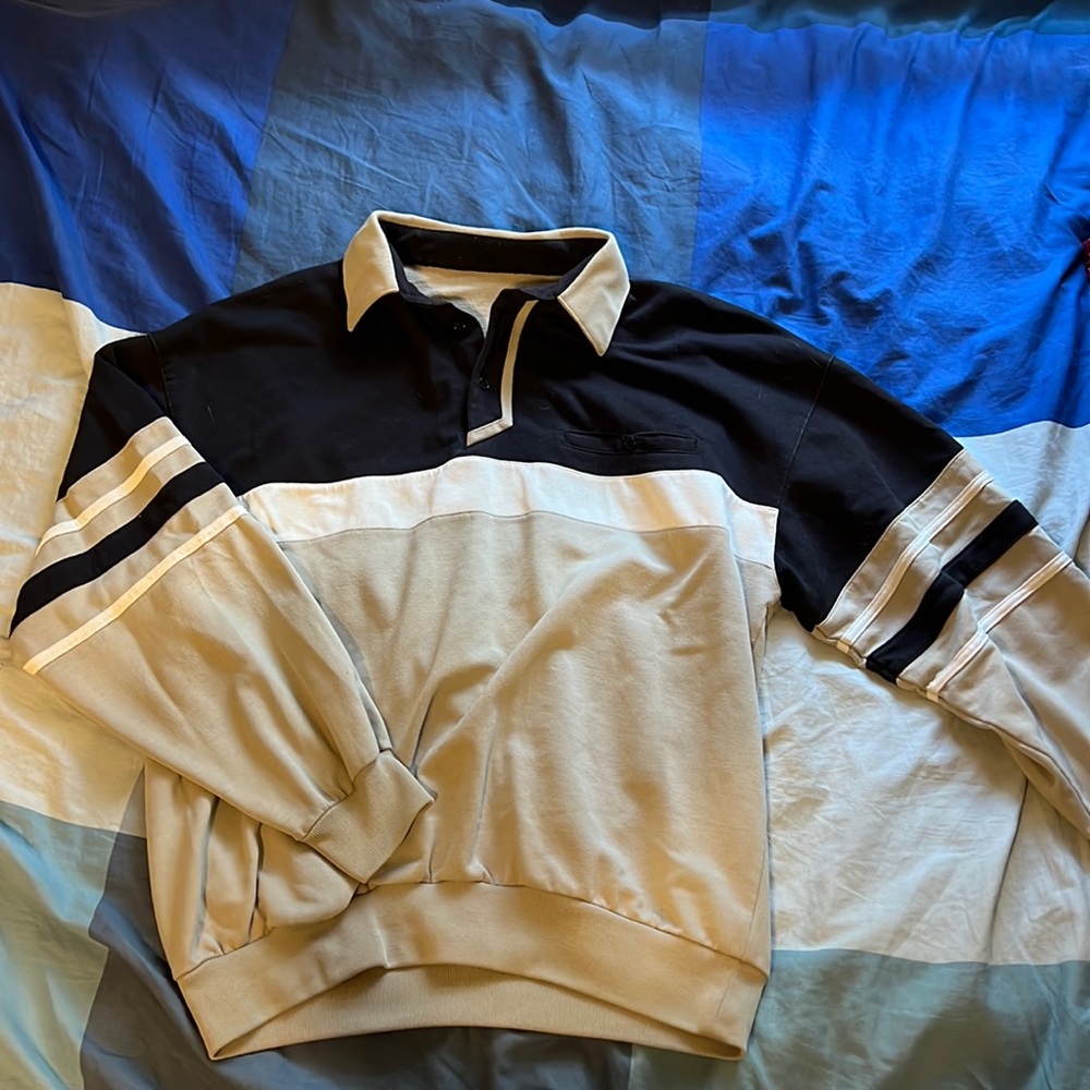 Long sleeve sweatshirt with stripes and a collar